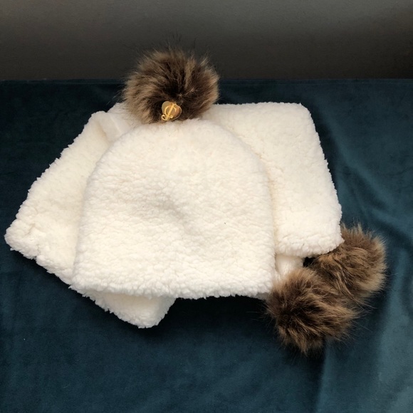 Juicy Couture Accessories - Toque set